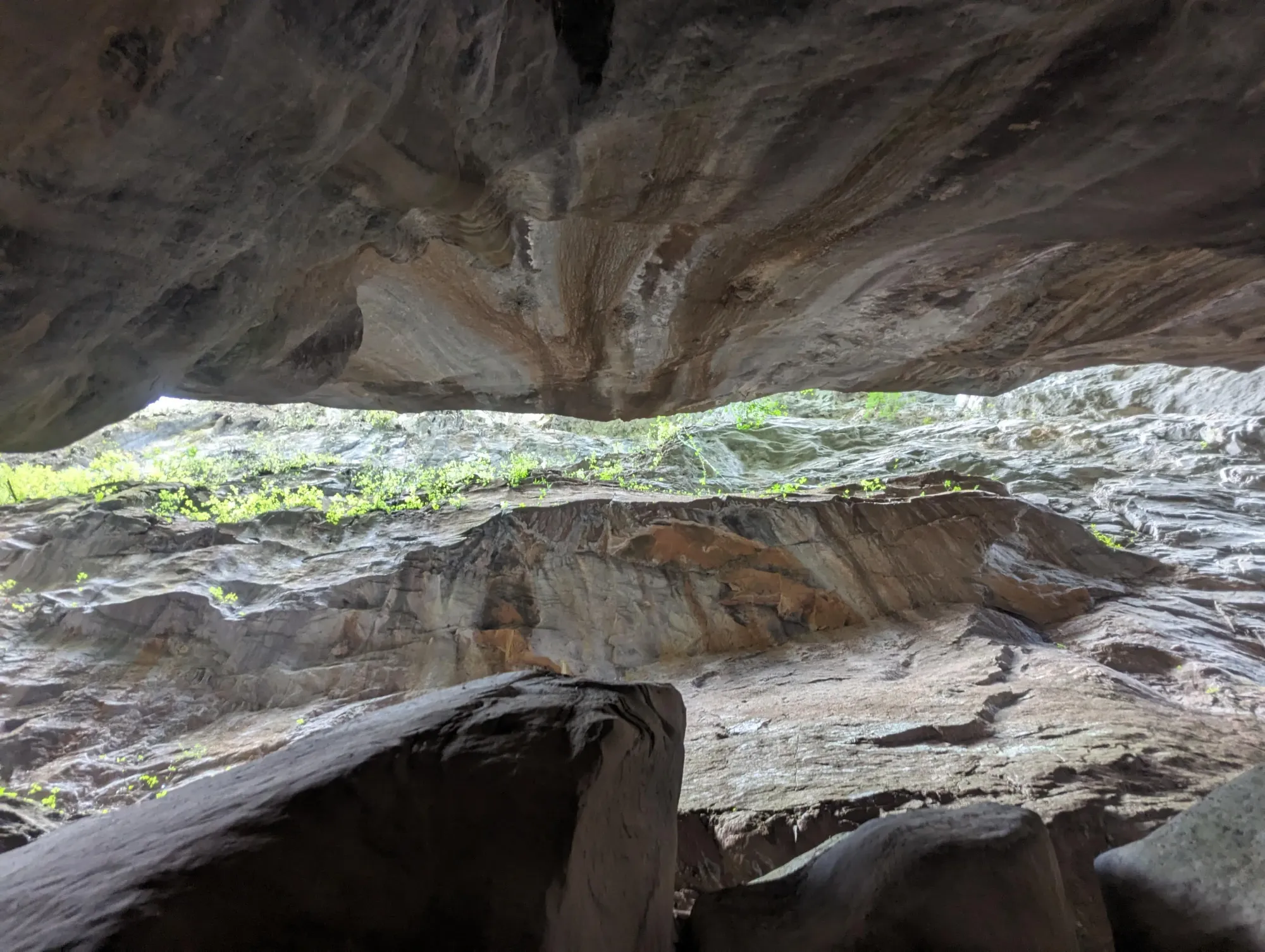 Interior de una cueva del sendero del Cañón del Infiernillo.