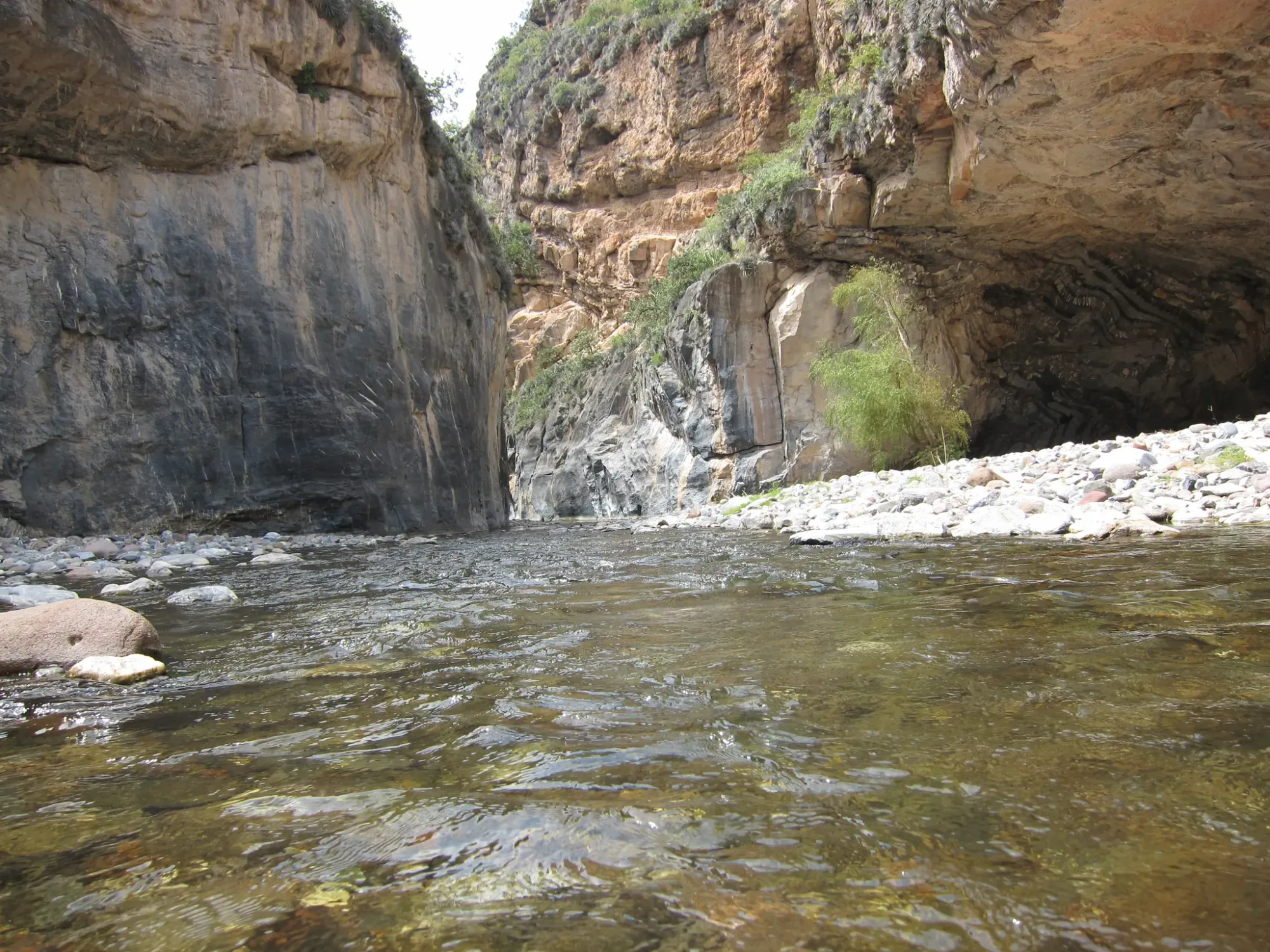 agua corriendo por el sendero del cañón de mármol