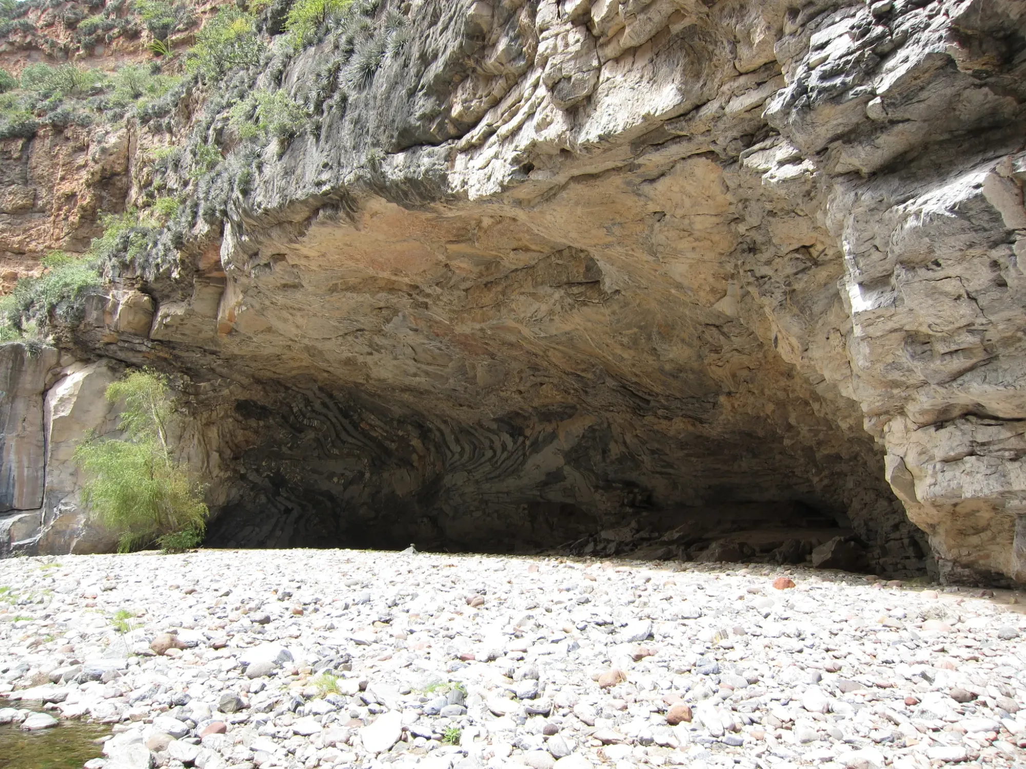 pequeña cueva dentro del sendero del Cañón del Paraíso.