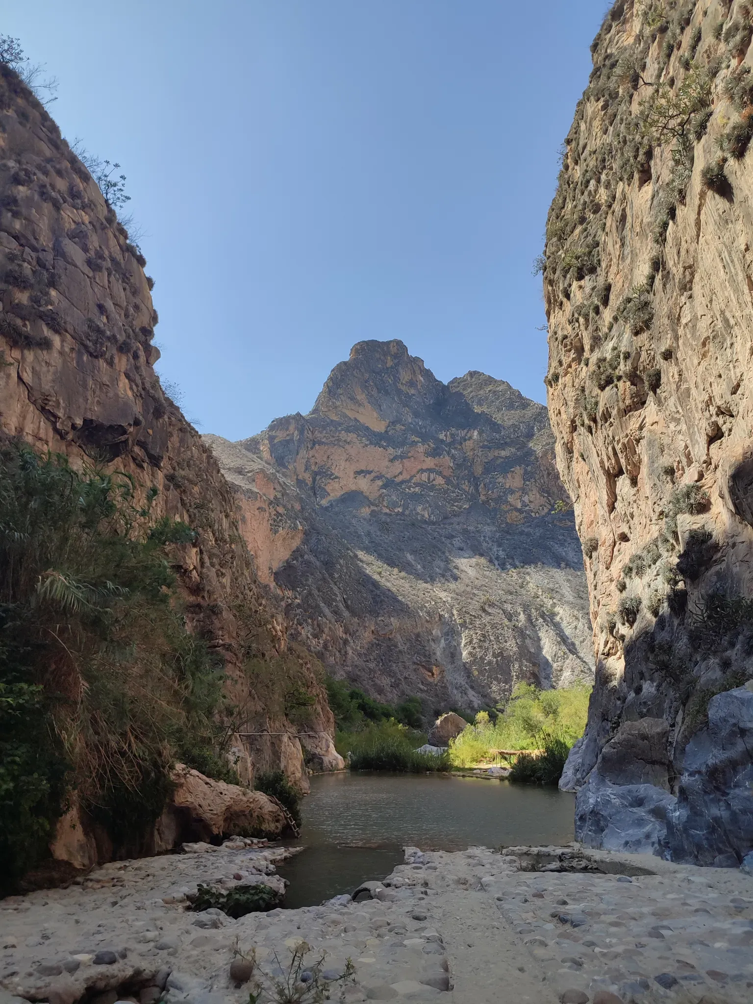 camino estrecho por el cañón del paraíso.