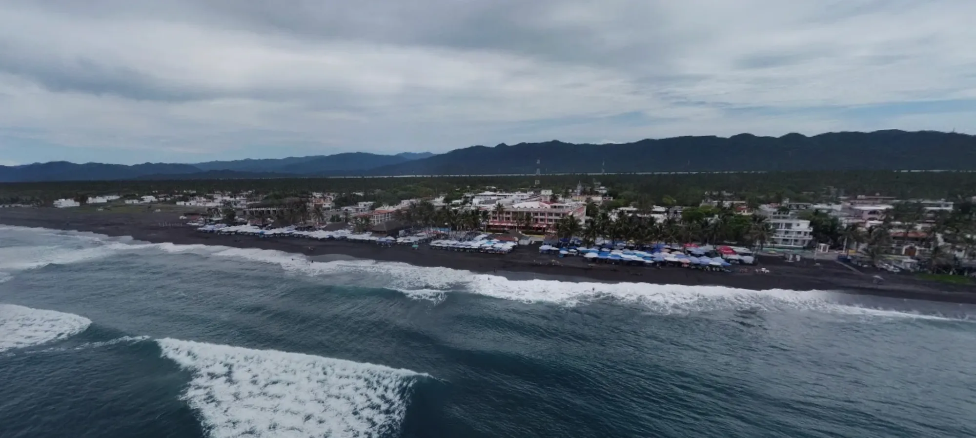 foto panorámica de cuyutlán la playa de arena negra en México