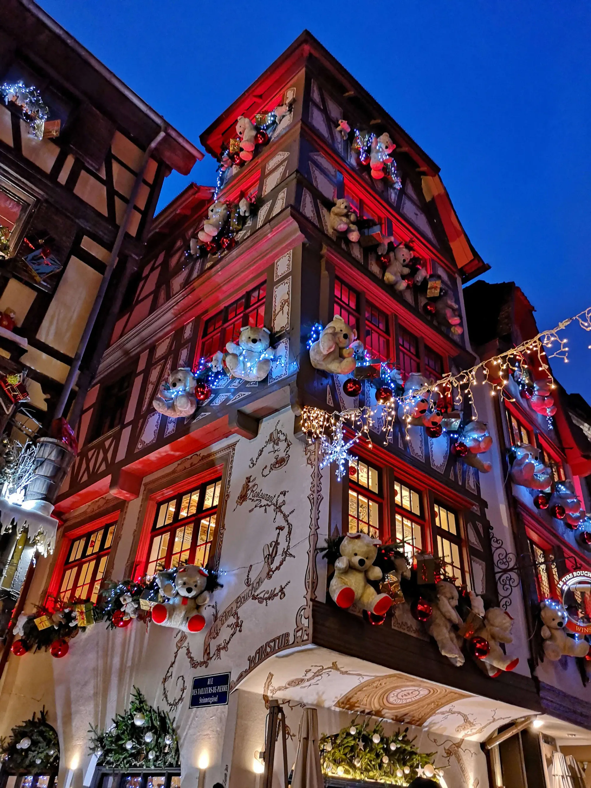 fachada de un edifico en colmar decorado con adornos navideños.