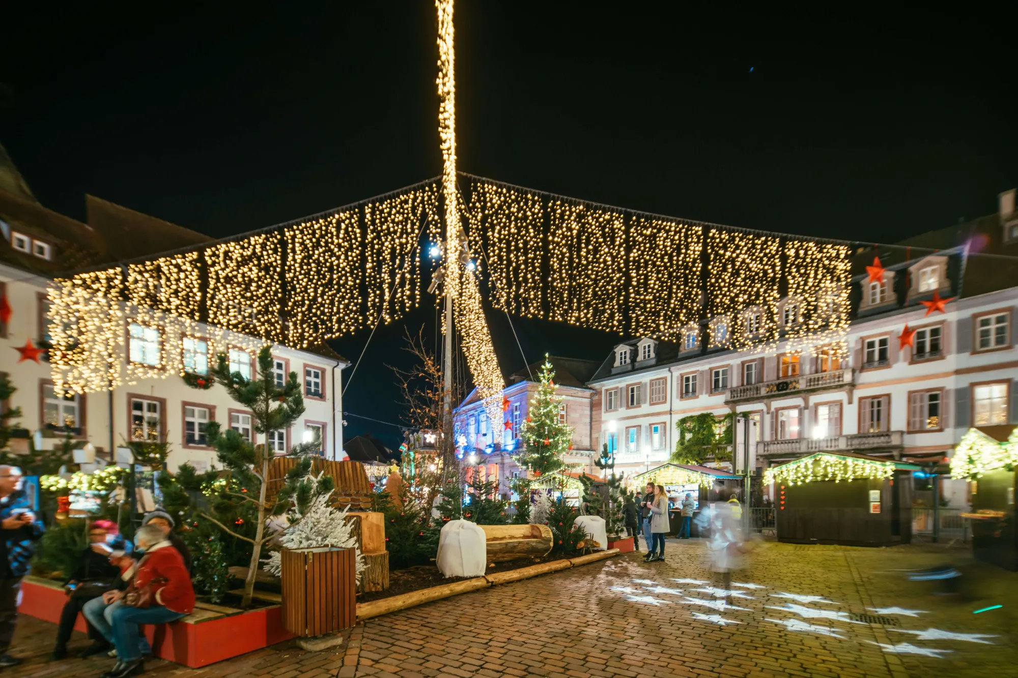 calle de colmar durante los mercados navideños.