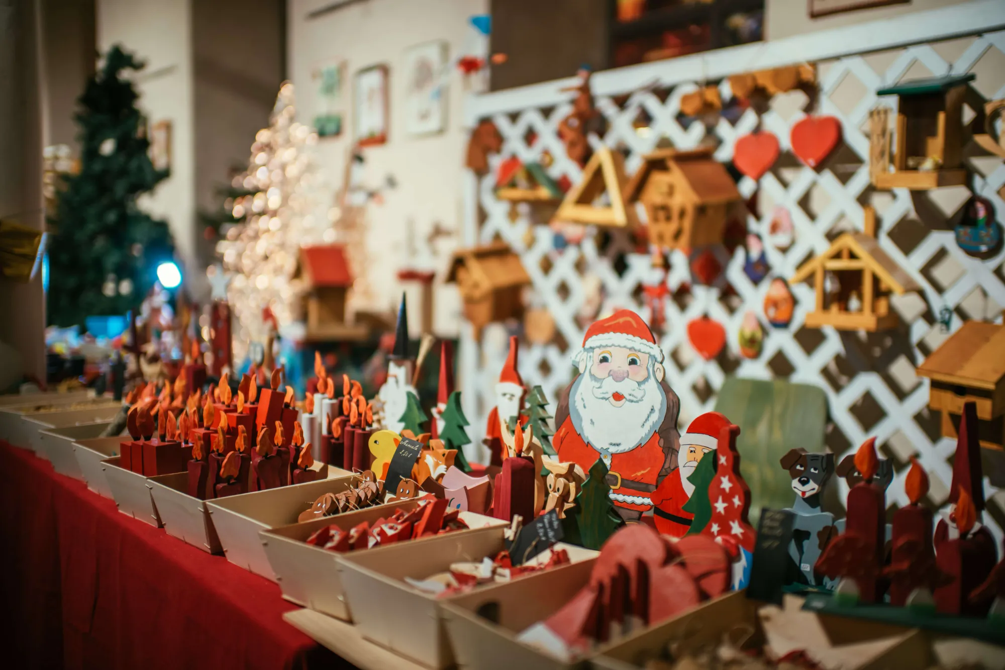 mercancia de artesanos en los mercados navideños de colmar.