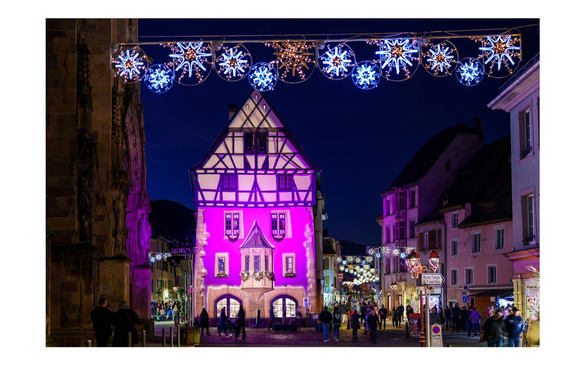 casa en colmar iluminada especialmente para Navidad.