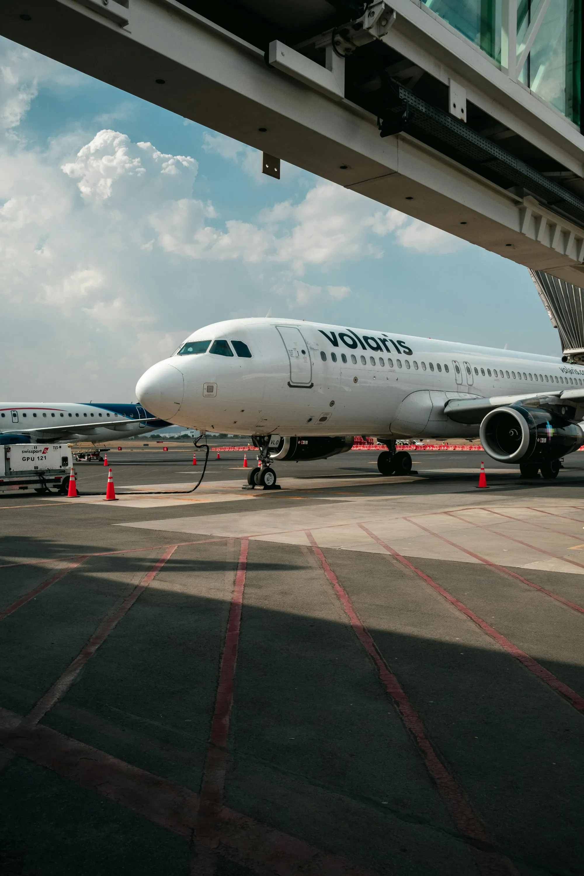 Pista de aterrizaje del aeropuerto con un avión de Volaris. Foto ilustrativa del pase anual de Volaris.