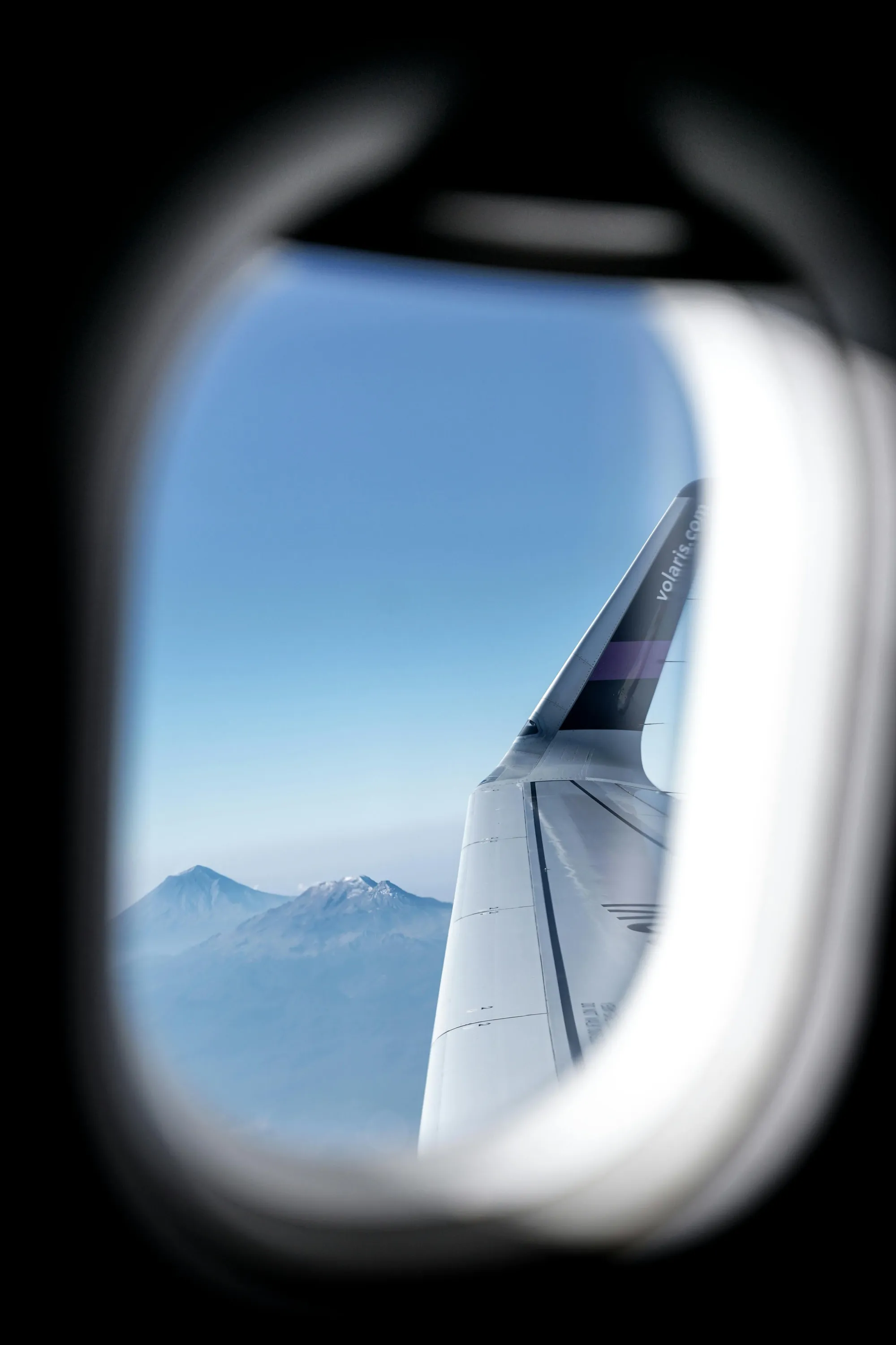 vista desde la ventana del avión hacia el ala del mismo.