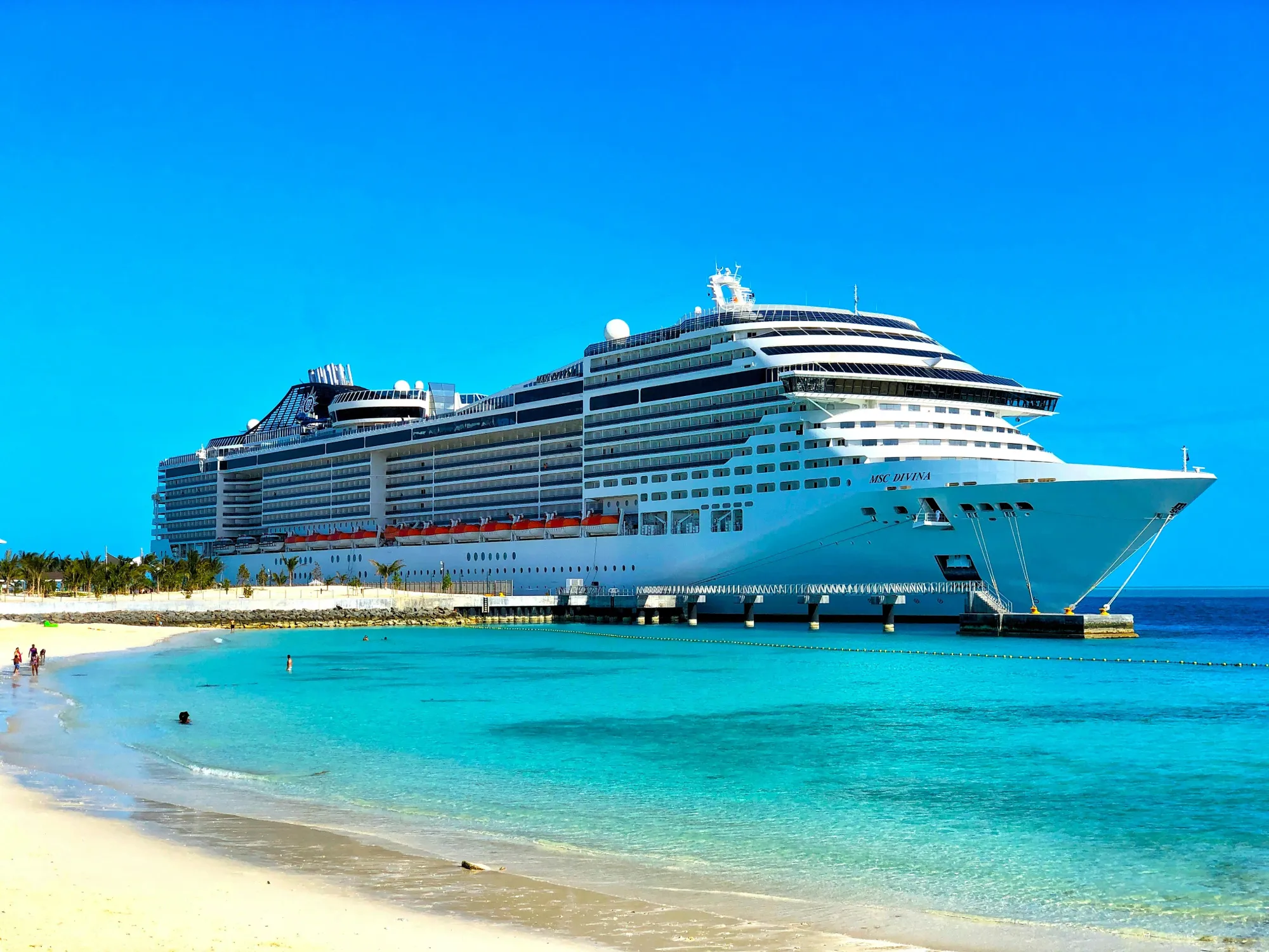 crucero en las bahamas atrancado en la orilla de la playa.