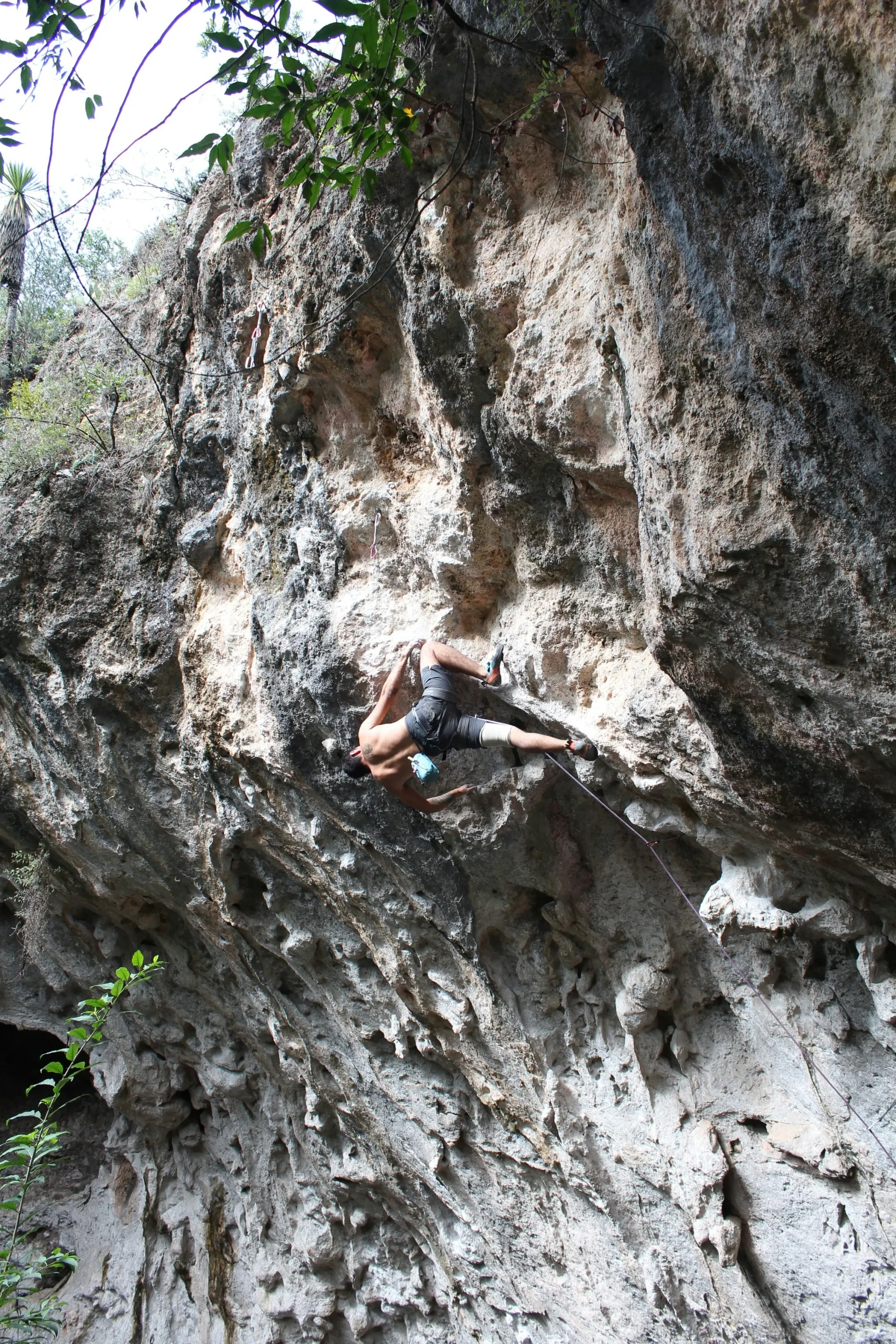 hombre haciendo escalada en una cueva en San Luis Potosí.