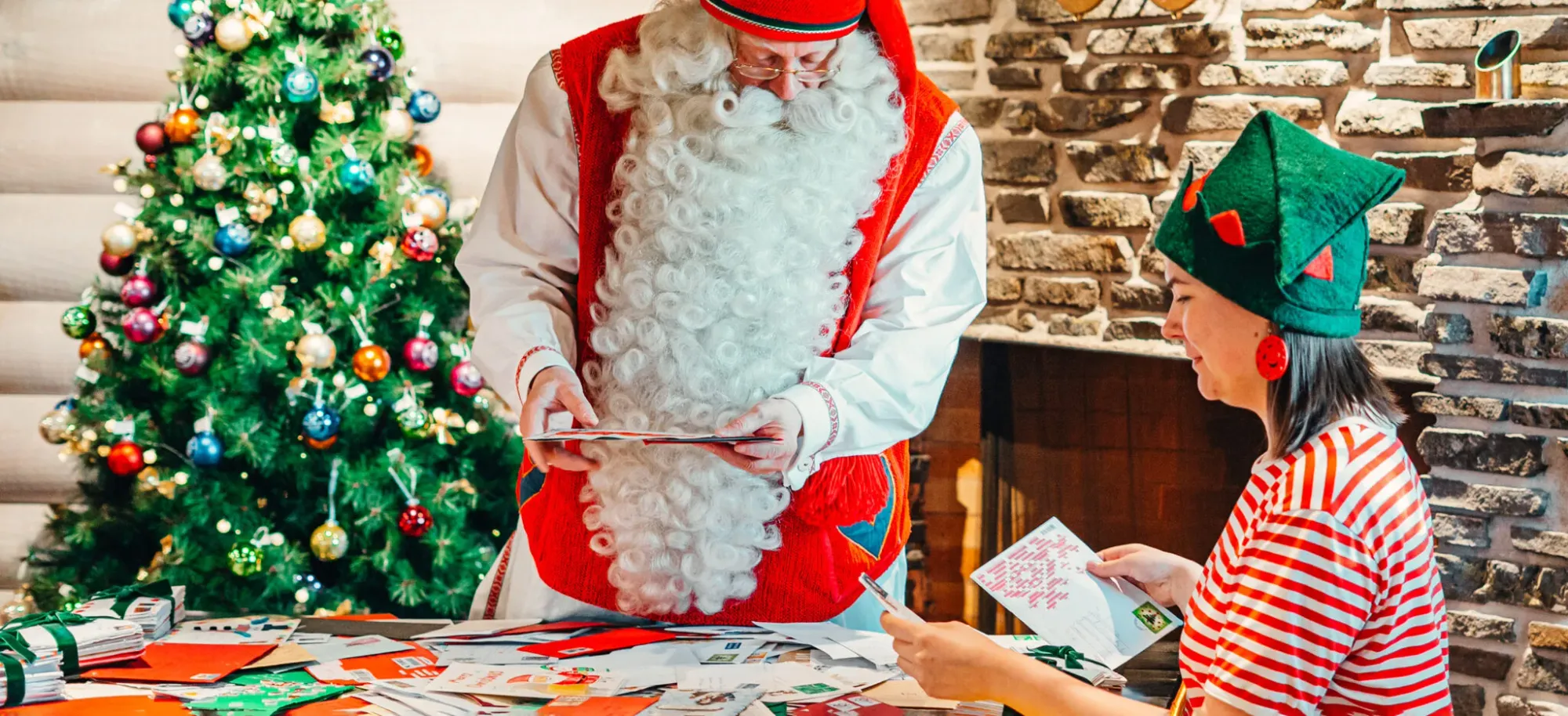 Santa Claus revisando sus cartas en la villa de santa claus en el círculo polar ártico.