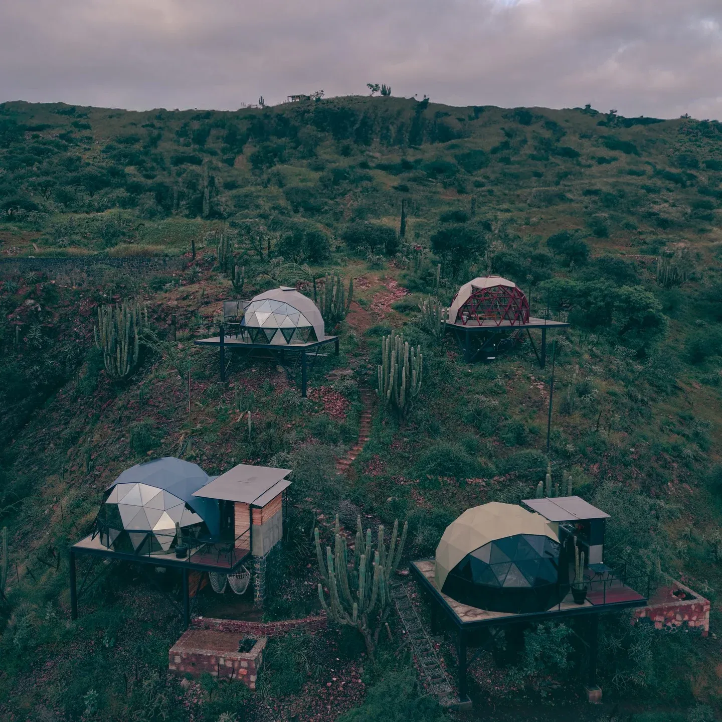 domos geodésicos en la montaña de uno de los glamping cerca de CDMX.