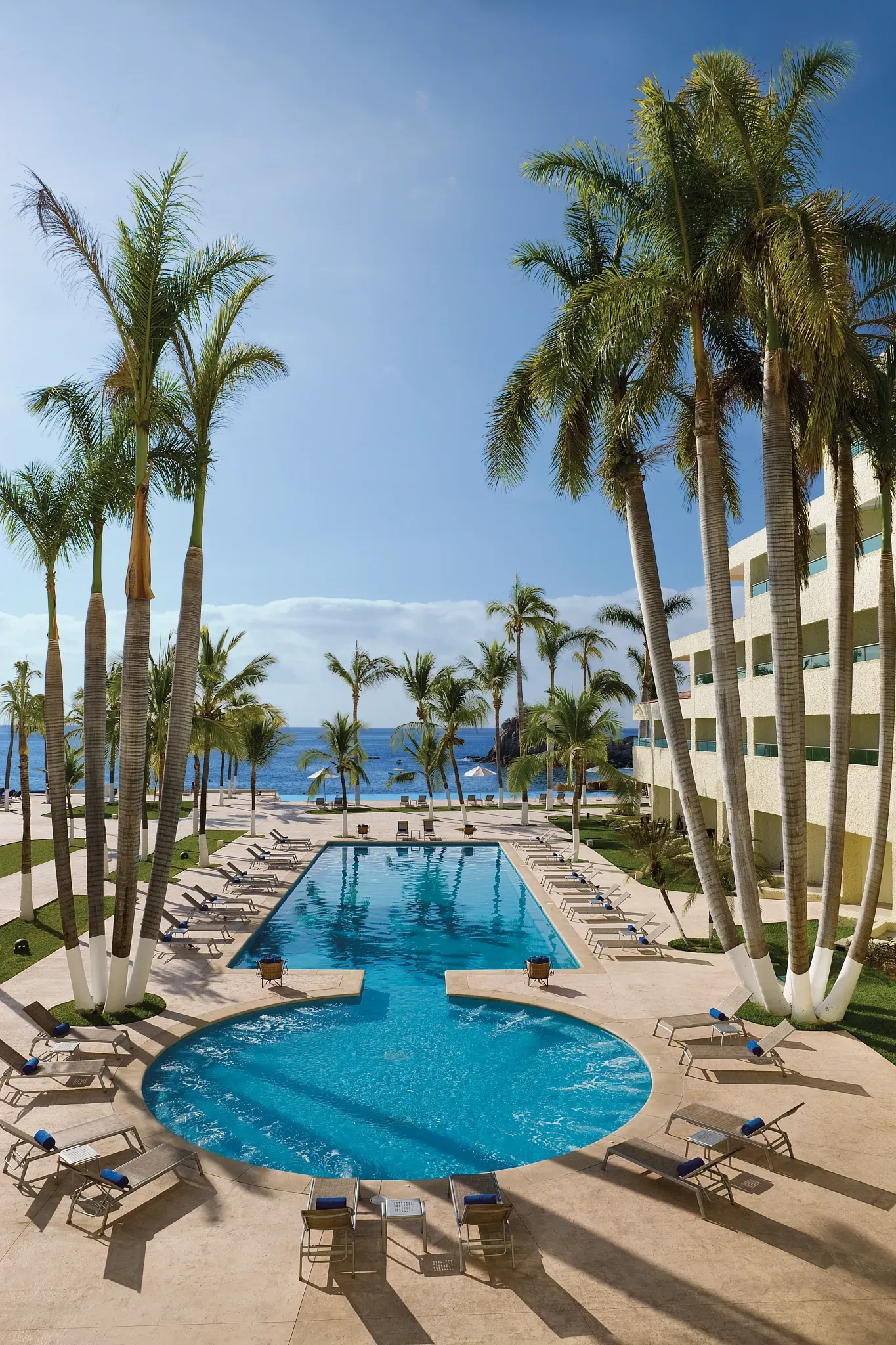 piscina familiar al aire libre en uno de los hoteles all inclusive en Huatulco