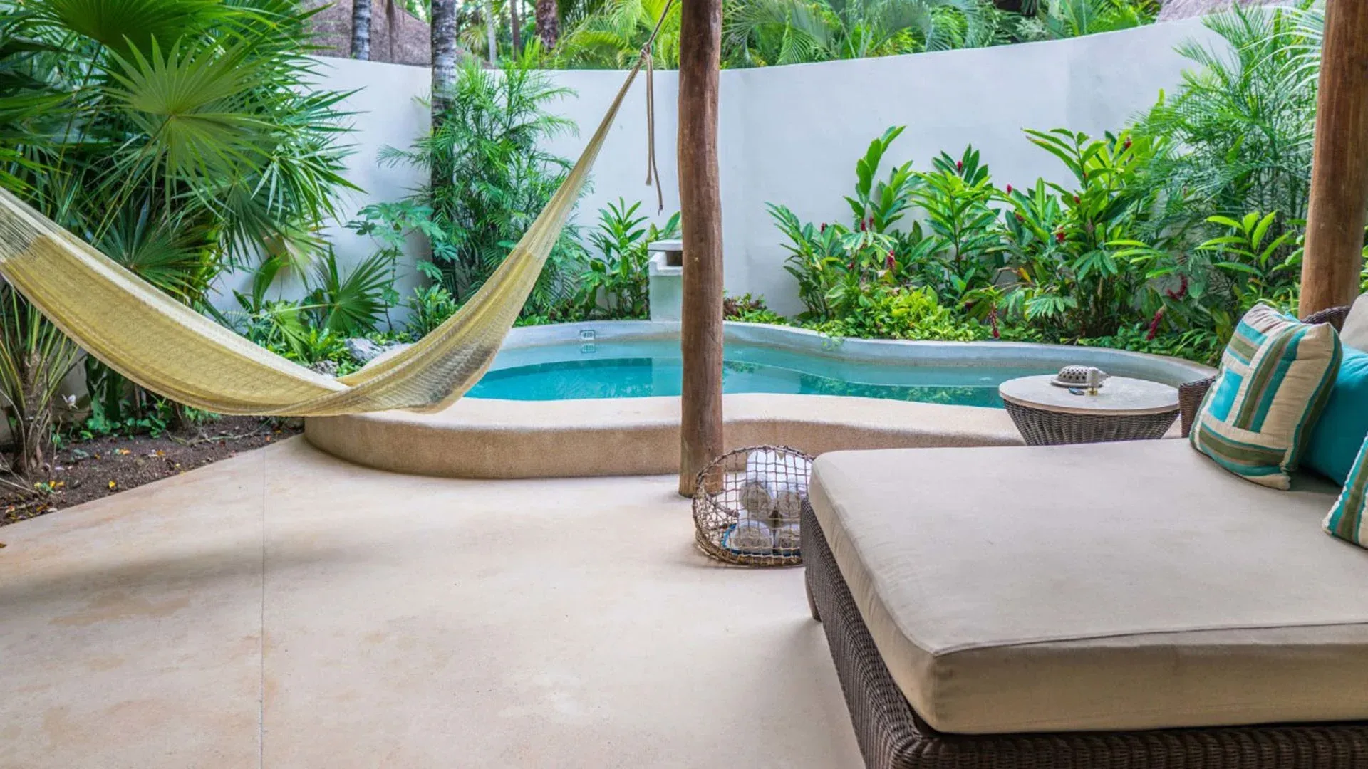 piscina privada al aire libre en una habitación de Viceroy