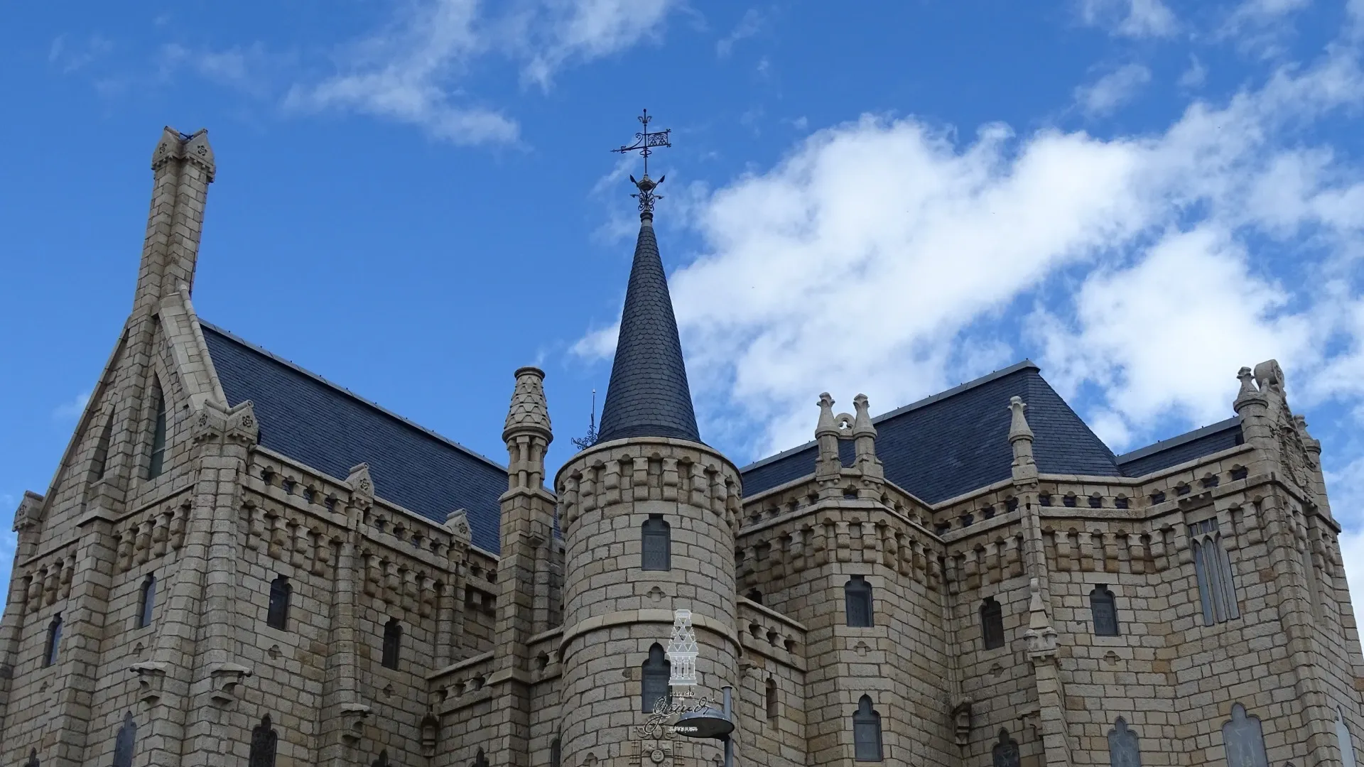 bóvedas y techo del palacio en astorga vistos desde fuera.