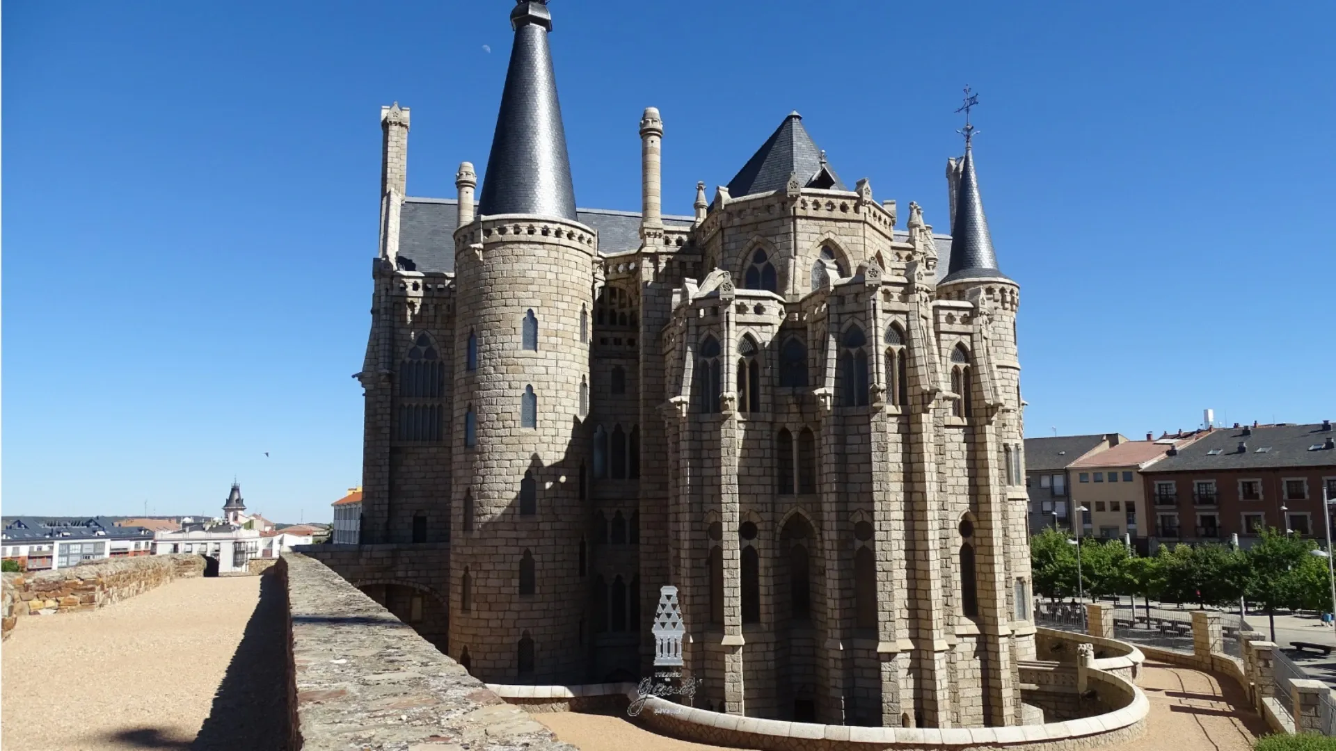 fachada posterior del Palacio de Gaudí en Astorga.