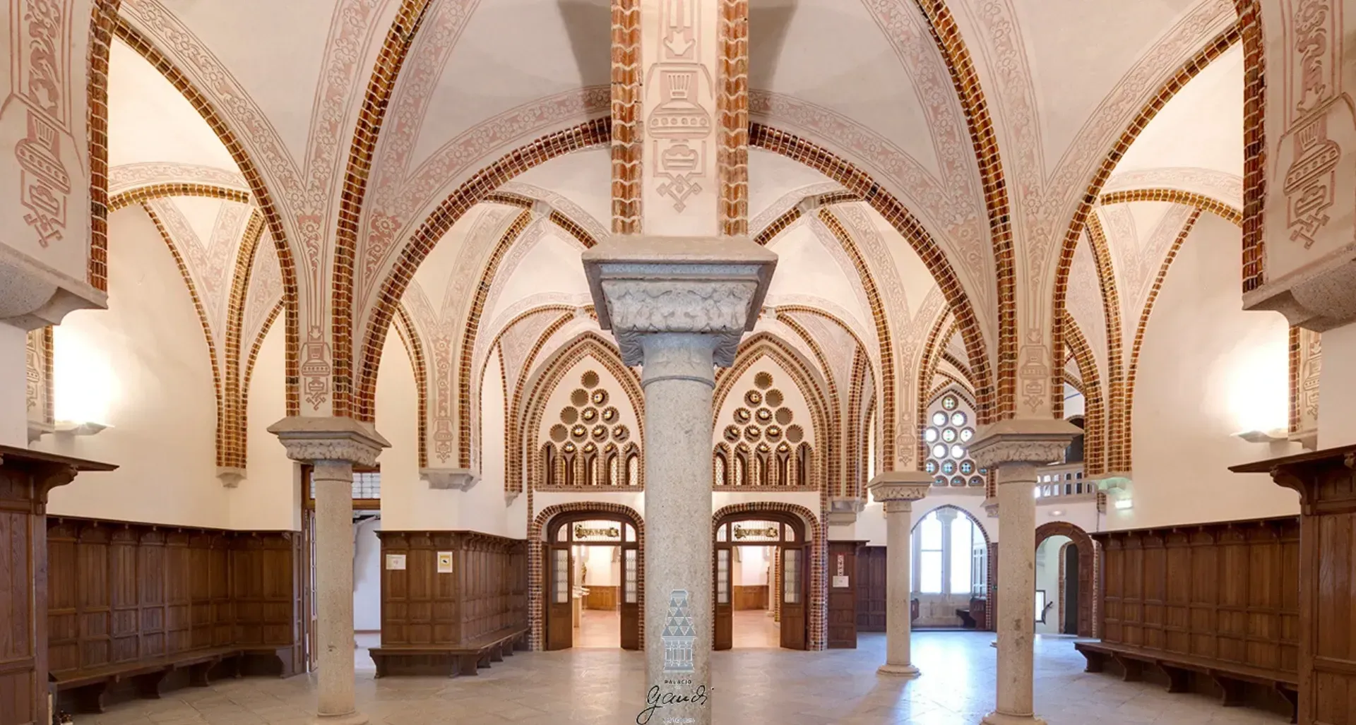 primera planta del palacio de Gaudí fuera de Barcelona.