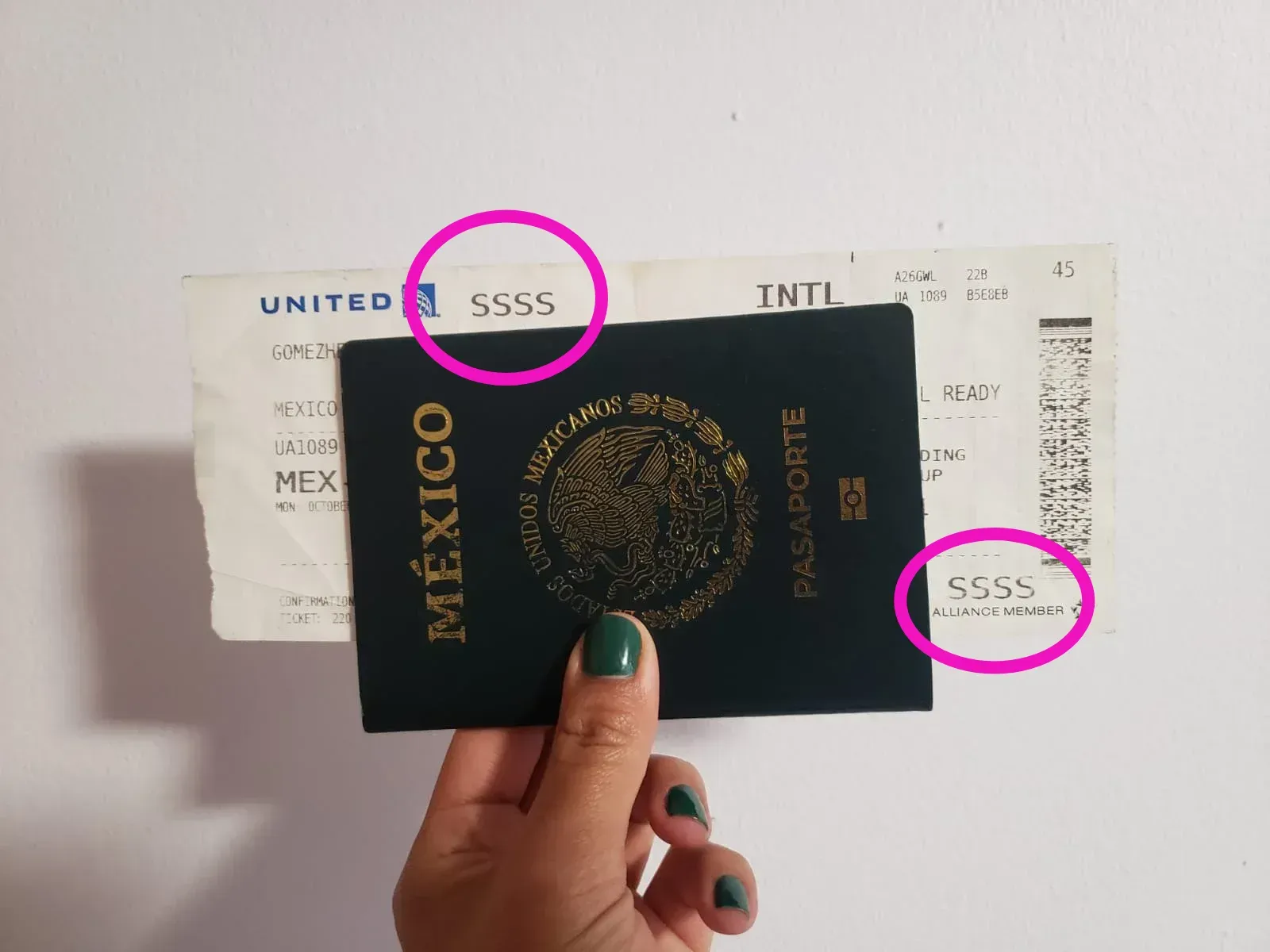 pasaporte mexicano y pase de abordar con código SSSS