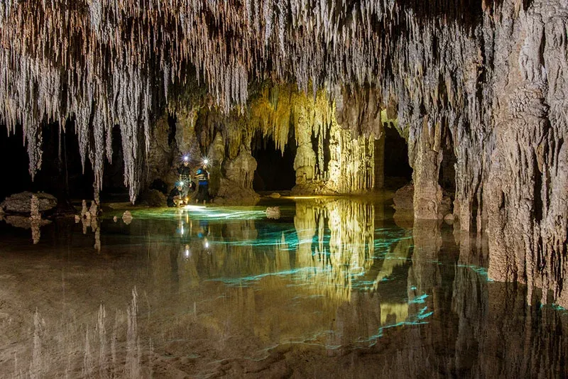 interior de las aguas cristalinas del río secreto.