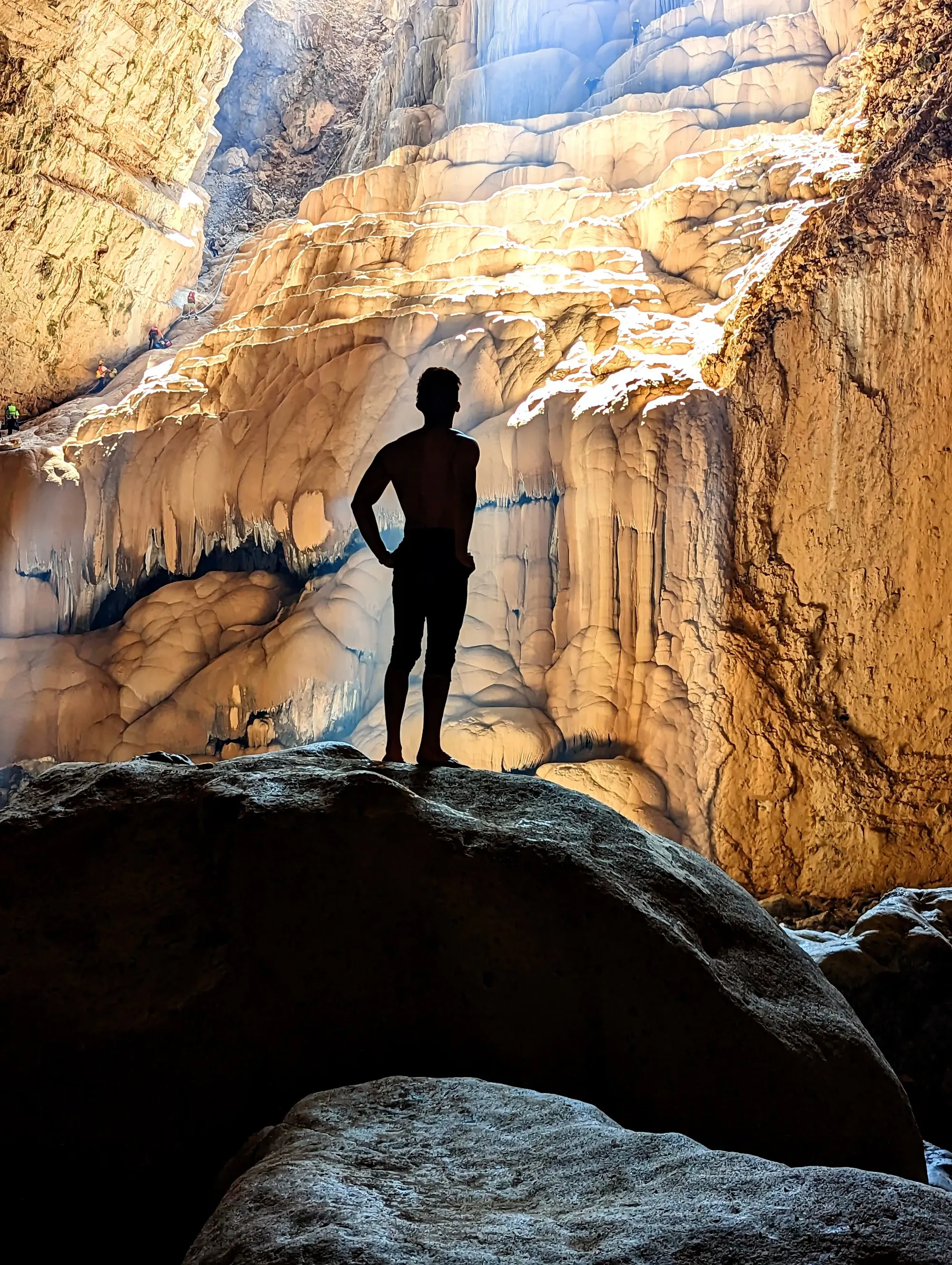 hombre parado en una roca sobre la cueva del camping cerca de CDMX.