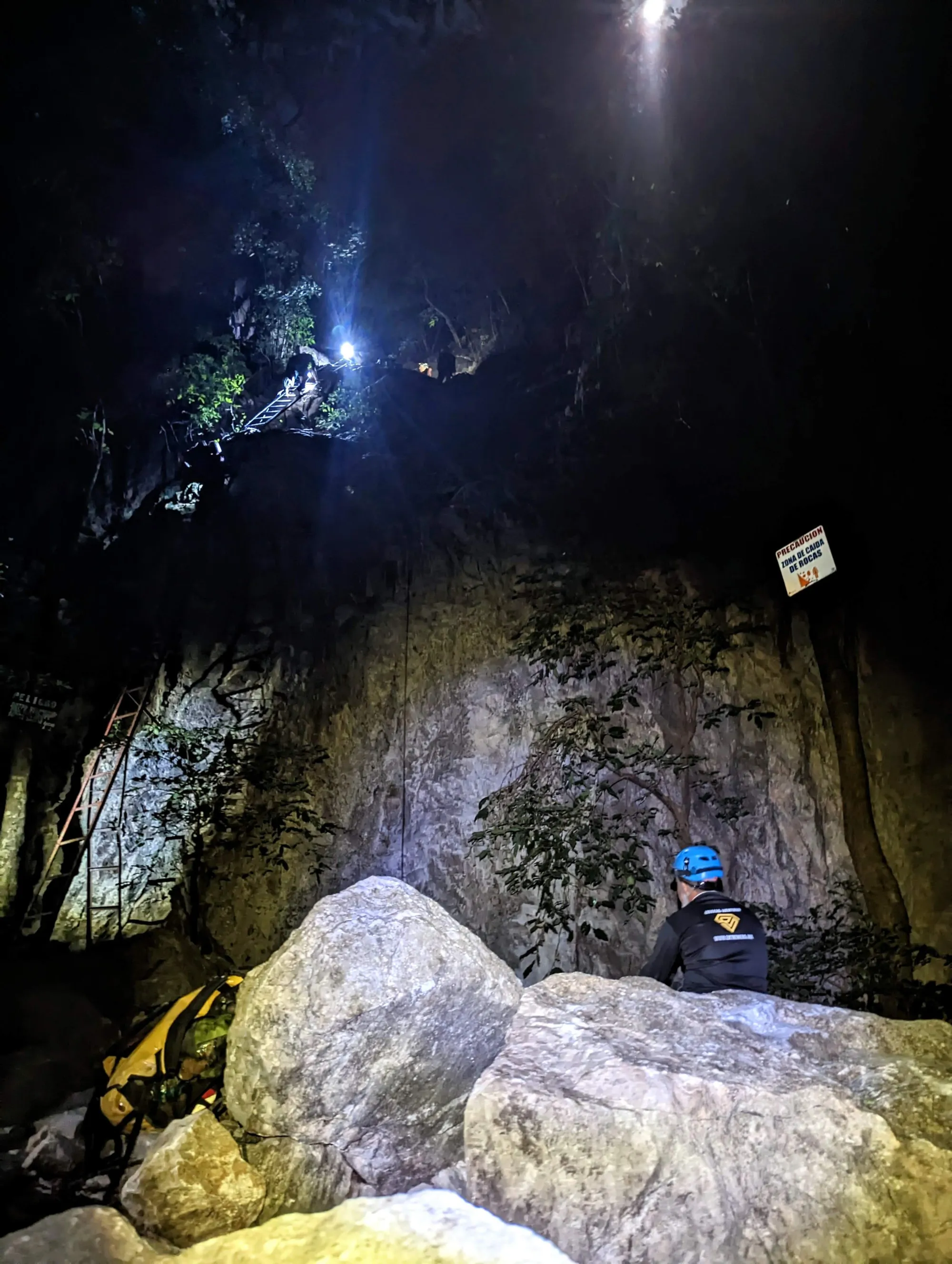 interior de una cueva con un río subterráneo