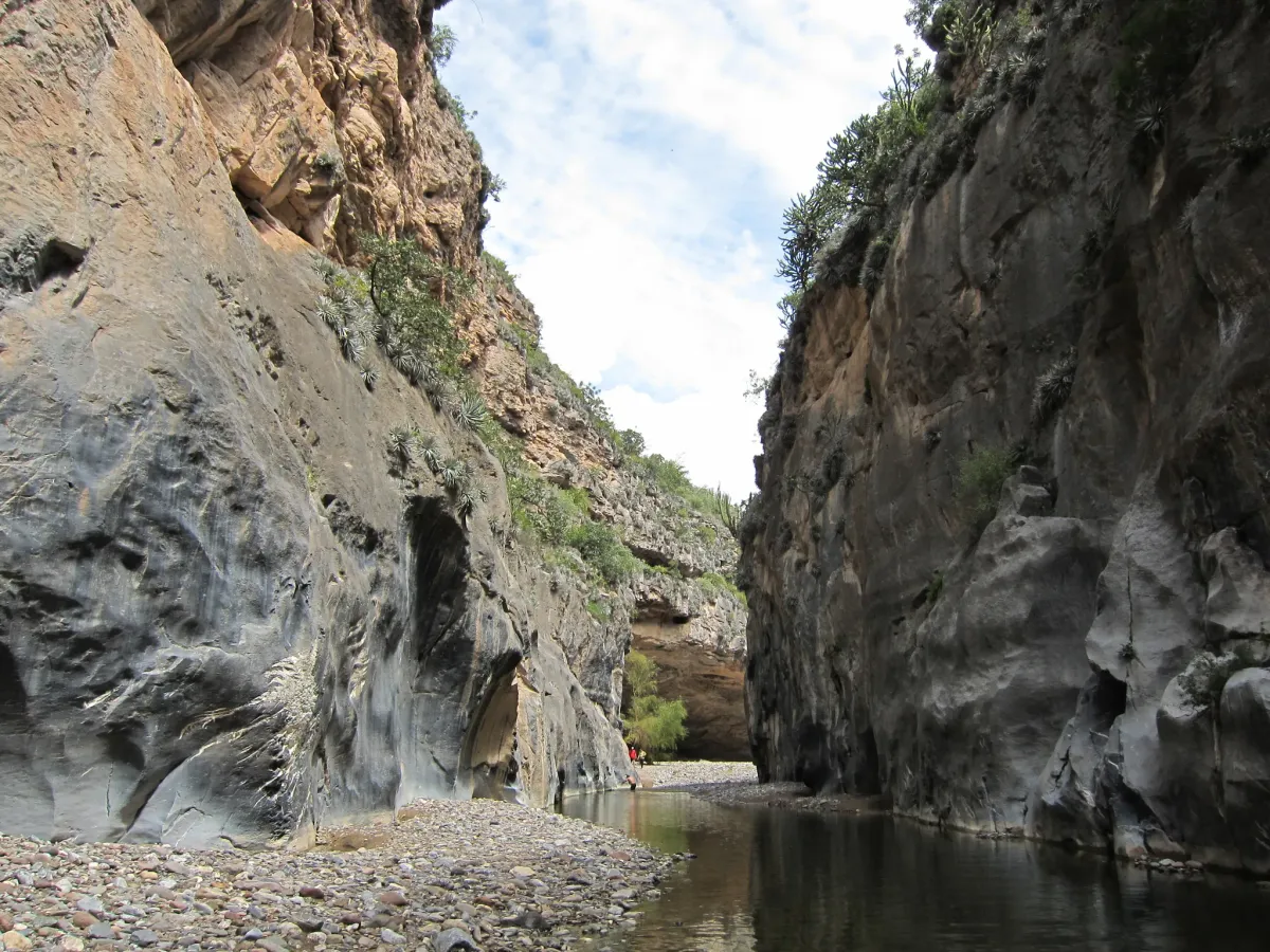 Cañón del Paraíso: un sendero con paredes de mármol