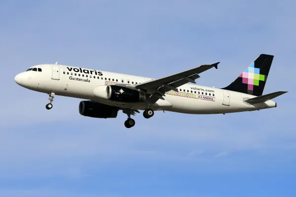 avión de volaris volando