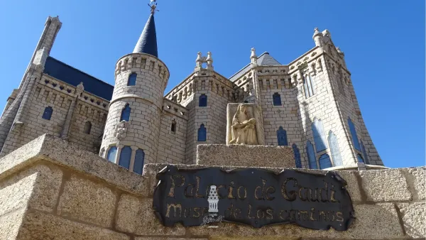 fachada del palacio de Gaudí en Astorga