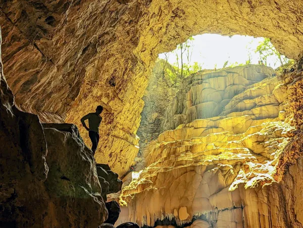 hombre en una cueva en un camping cerca de CDMX