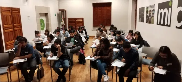 salón de clases con alumnos sentados en clase del Diplomado de Finanzas